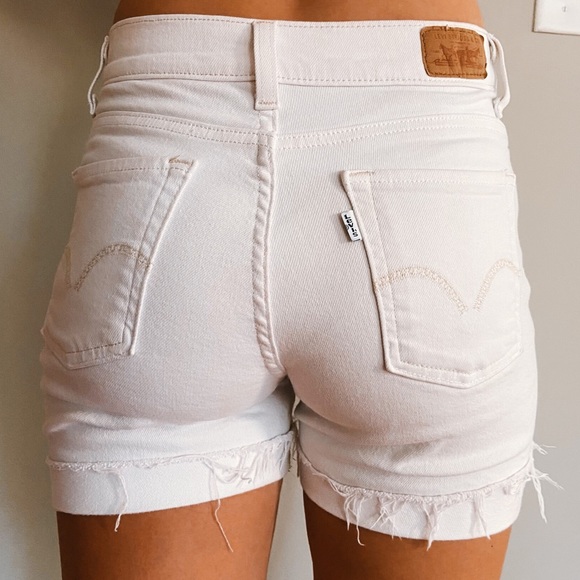 Levi’s white shorts - Picture 2 of 2
